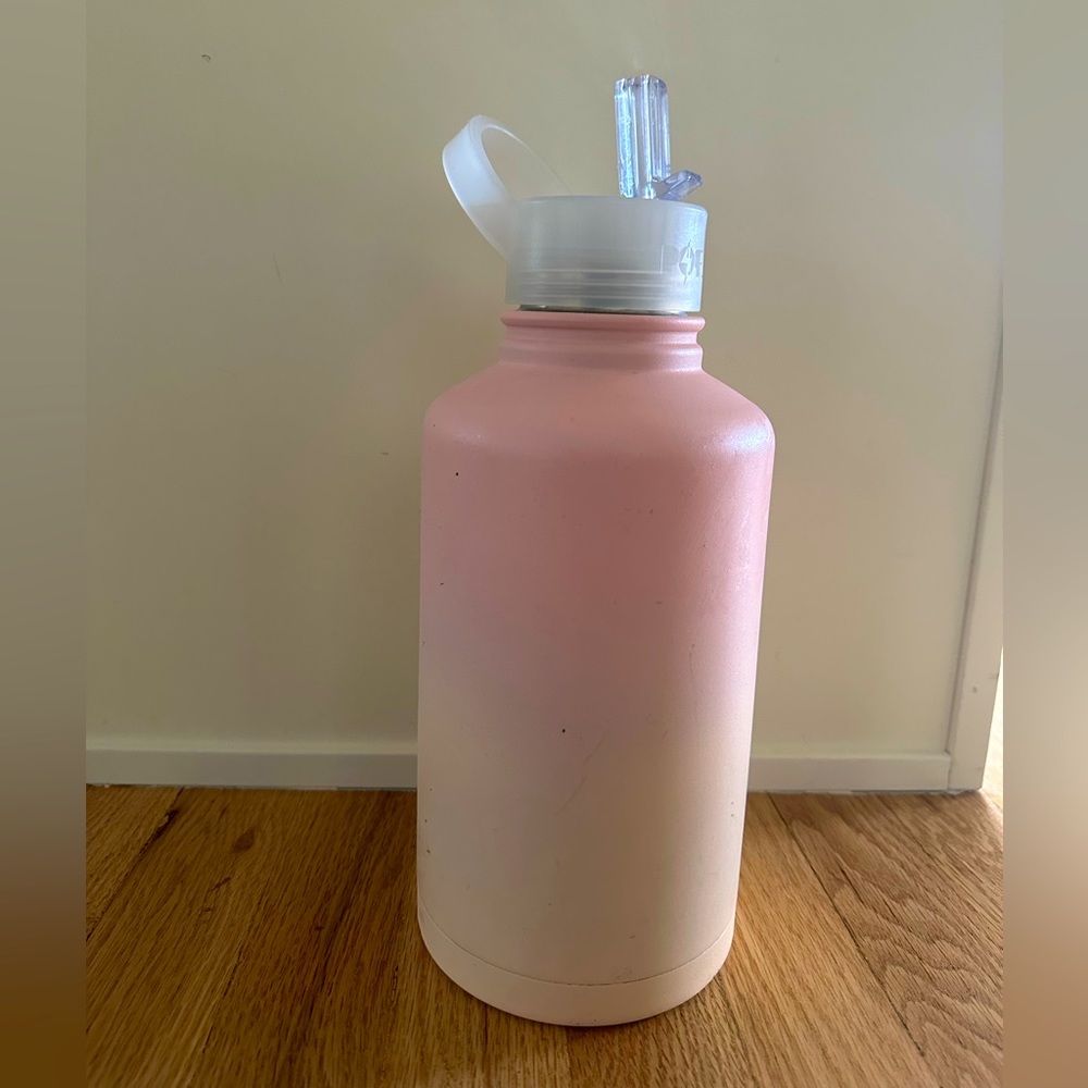 Blogilates Popflex 64oz water bottle. Pink sunset color.